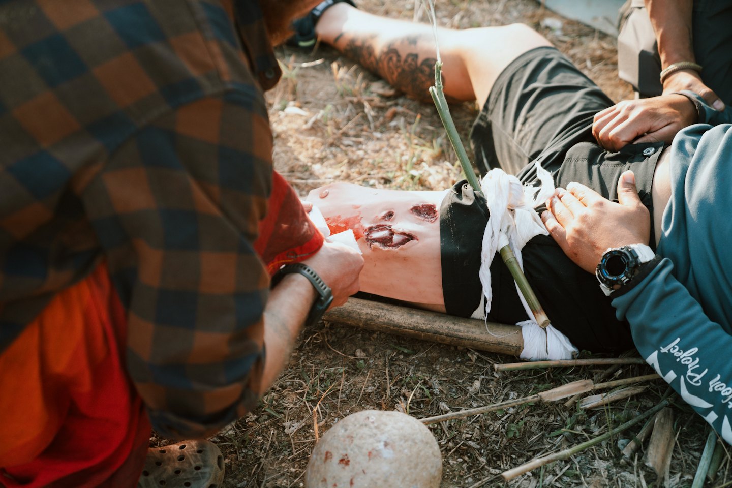 Due persone praticano il primo soccorso su un manichino da addestramento medico.